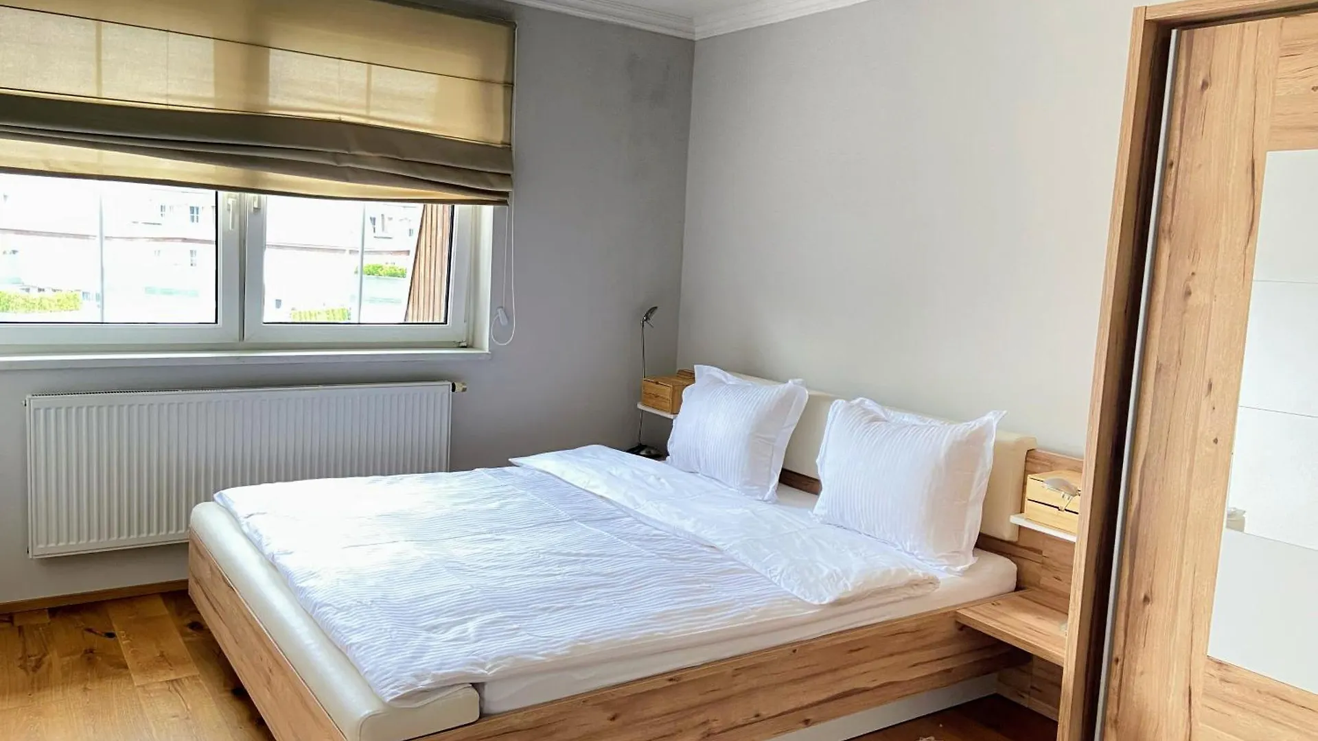 Light & Wood Design - 89 M2 Apartment In Praga Czechy